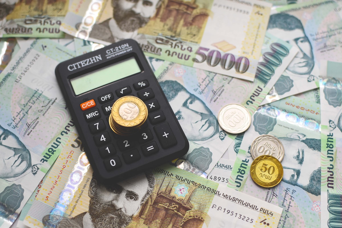 واجهة الحاسبة تعرض الأحياء المناسبة حسب الراتب